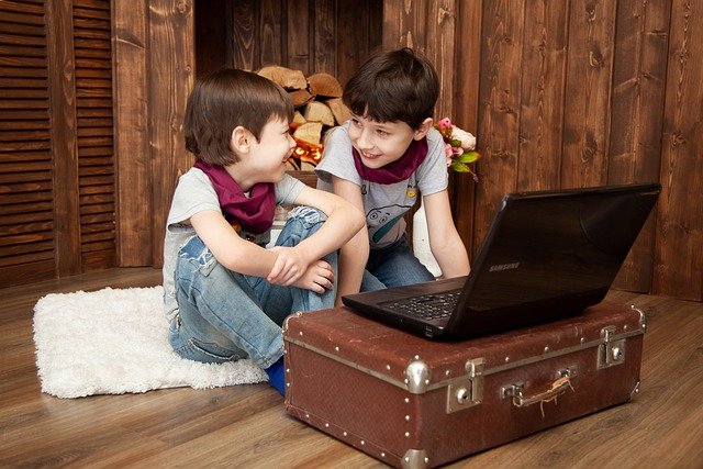 Niños computador Niños felices estudiando en computador