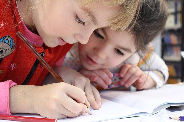 Niños estudiando Aprendizaje en niños